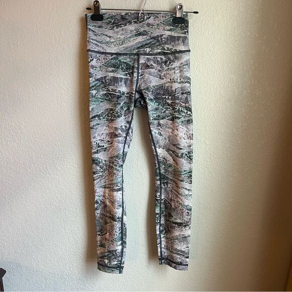 Lululemon Wunder Under High-Rise Tight 25" *Full-On Luxtreme
Springscape Multi - Picture 6 of 10